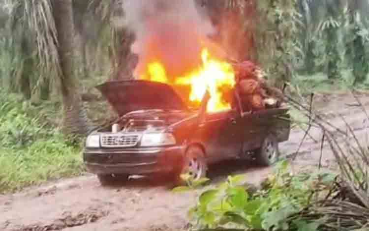 Garong Sawit Beraksi di Seruyan Tengah, Warga Bakar Mobil Pikap Terduga Pelaku