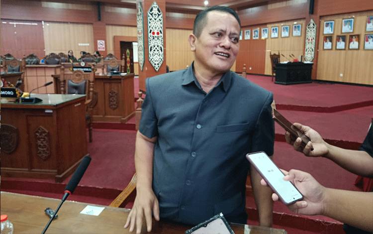 Anggota DPRD Palangka Raya, Hatir Sata Tarigan, saat diwawancara awal media. (Foto:MARINI)
