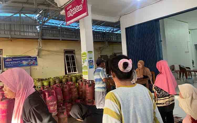 Distribusi LPG 3 Kg di Kuala Pembuang Lancar, Pangkalan Terapkan Aturan Satu KTP Satu Tabung