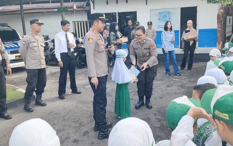 Polsek Pahandut Kenalkan Polisi Sahabat Anak Kepada Anak-Anak RA Muslimat NU