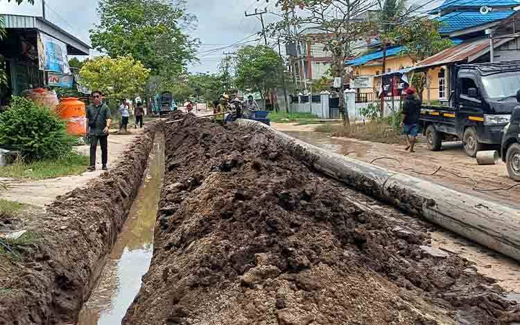 DPRD Kotim Sesalkan Galian Pipa PDAM Berdampak pada Aspal Jalan Walter Condrad