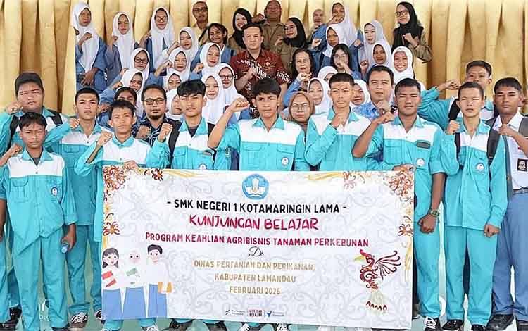 Bupati Lamandau Terima Kunjungan SMKN 1 Kotawaringin Lama, Dorong Siswa Kembangkan Industri Kreatif Daerah