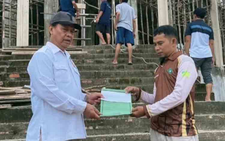 Ketua Komisi III DPRD Kalteng Serahkan Bantuan Pembangunan Masjid di Lamandau