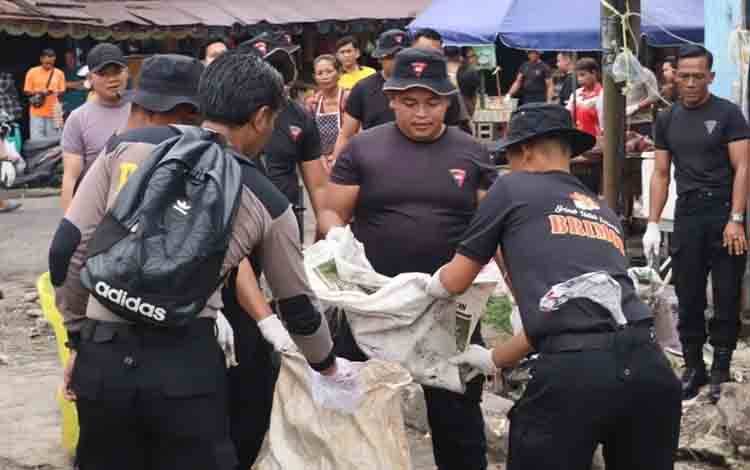 Polda Kalteng Bersama Polresta Kerja Bakti di Pasar Besar Jaga Kebersihan Lingkungan