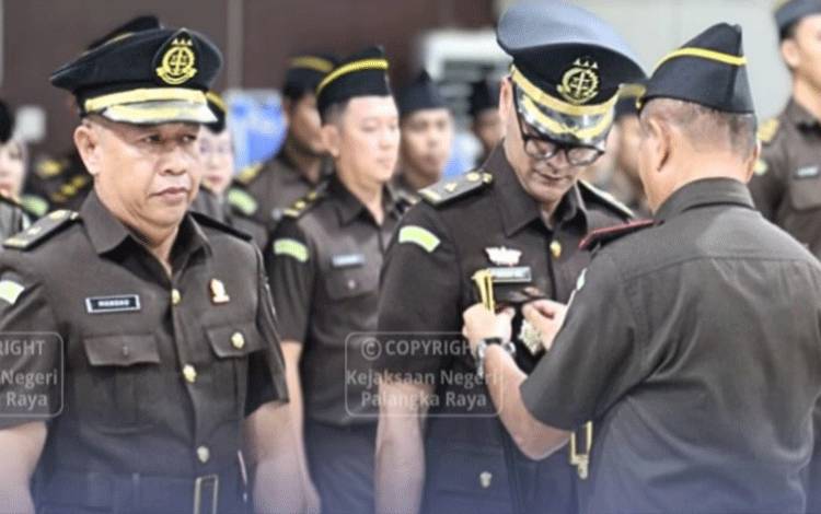 Kejari Palangka Raya Lantik Kasubagbin dan Kasi Pidum