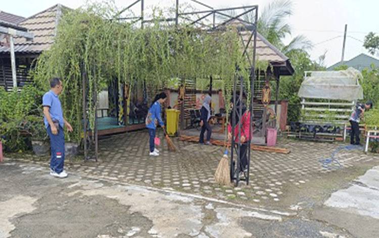 Kecamatan Kahayan Hilir Gelar Kerja Bakti Rutin, Wujudkan Lingkungan Kelurahan Bersih dan Nyaman