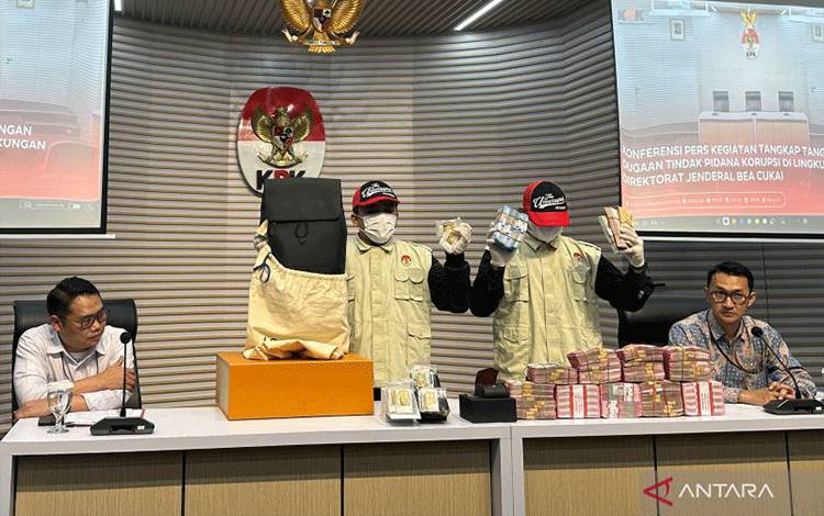 KPK Tahan Pemilik Blueray Cargo John Field