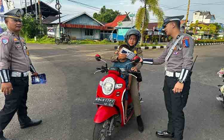 Polisi Bagikan Leaflet Operasi Keselamatan Telabang 2026 di Kuala Pembuang