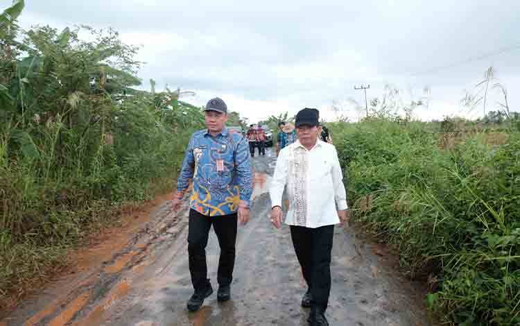Bupati Kapuas Siapkan Alat Berat untuk Perbaikan Jalan Kapuas Kuala