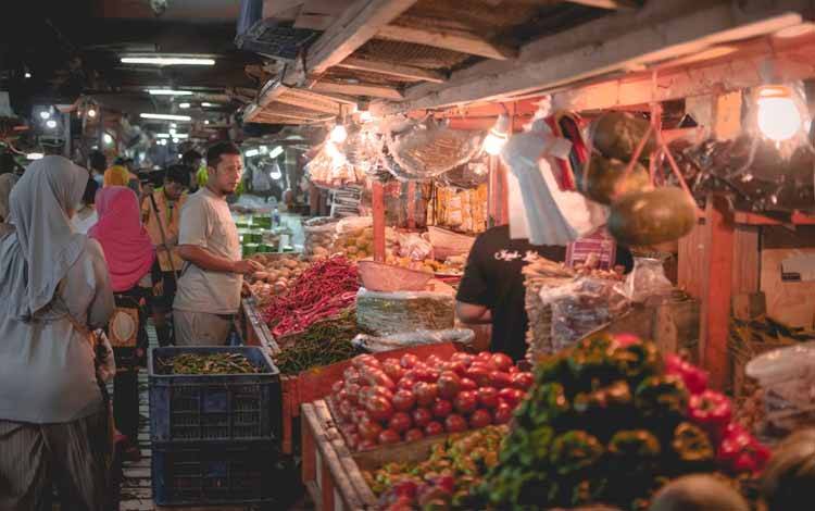 Ilustrasi pasar tradisional. Tim Satgas Saber Provinsi Kalimantan Tengah mengedepankan pendekatan persuasif melalui edukasi dan imbauan kepada para pedagang. (FOTO: UNSPLASH/FAUZAN)