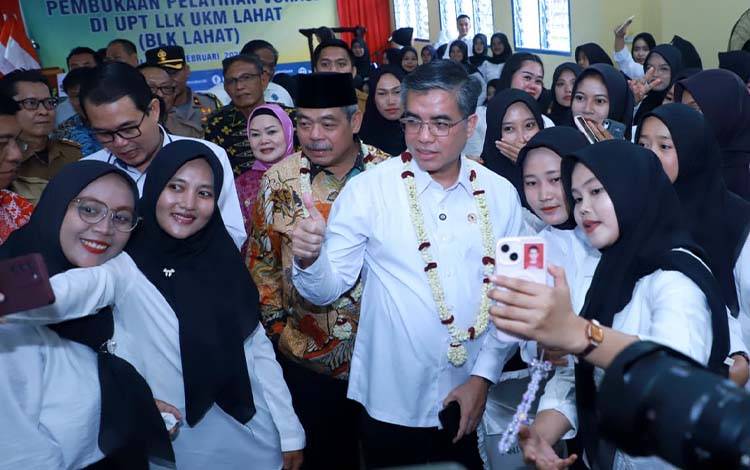 Menaker Dorong BLK Kawal Lulusan hingga Terserap Dunia Kerja