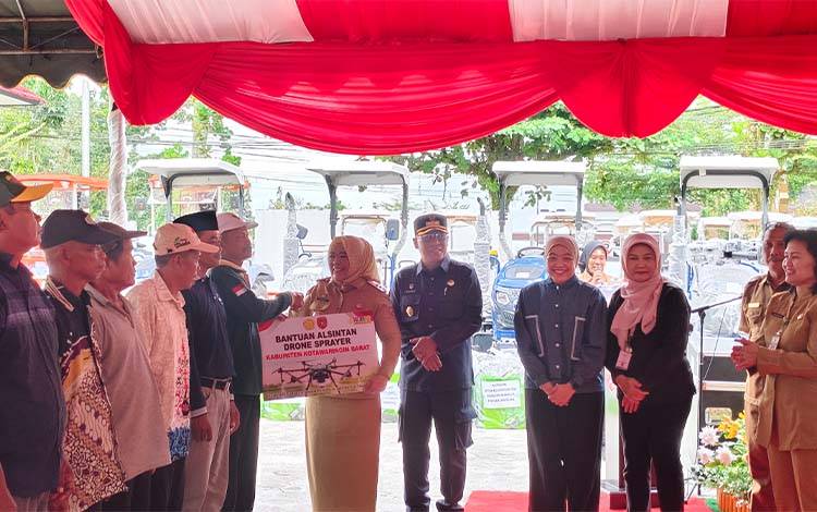 Serahkan Alsintan, Bupati Nurhidayah: Wujud Perkuat Ketahanan Pangan Kobar