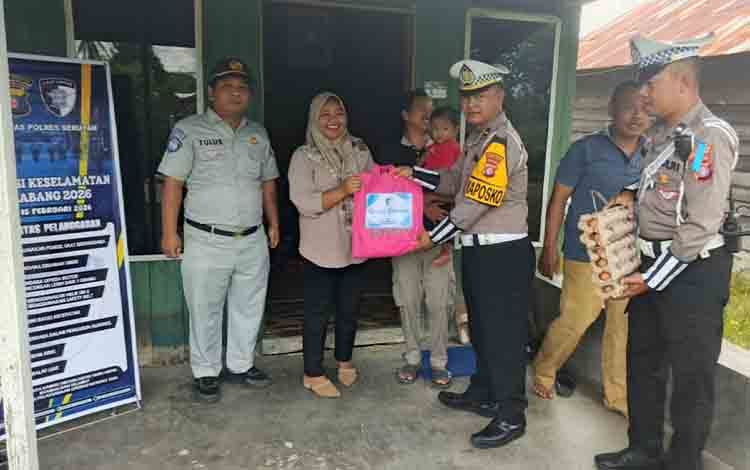 Satlantas Polres Seruyan Beri Tali Asih untuk Korban Laka Lantas pada Ops Keselamatan Telabang