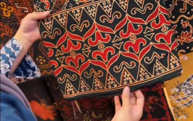 Disparbudpora Palangka Raya Dorong Batik Benang Bintik Kalteng Jadi Busana Ready-to-Wear, Siap Dipakai Sehari-hari