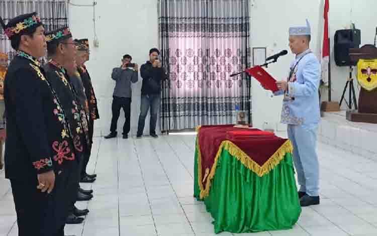 Bupati Gunung Mas Lantik 5 Damang Kepala Adat Masa Jabatan 2026-2032