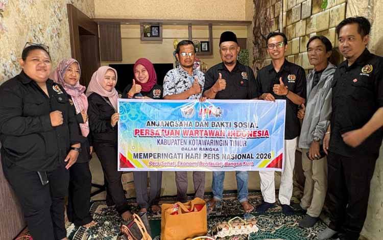 Kunjungan pengurus PWI Kotawaringin Timur ke kediaman wartawan senior Pariyanto Marman, Jumat, 13 Februari 2026. (FOTO: IST)