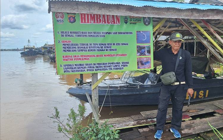 BKSDA Sampit Pasang Spanduk Peringatan Usai Buaya Muncul di Sungai Tabuk Kota Besi