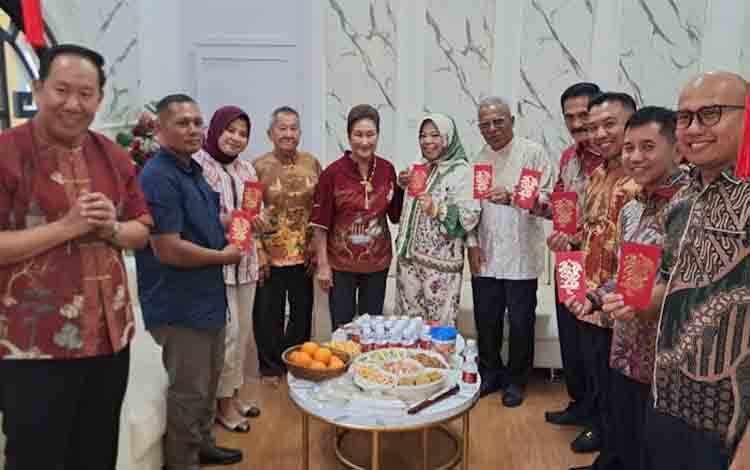 Bupati dan Wabup Kobar Safari Imlek, Pererat Silaturahmi di Tahun Kuda Api 2577