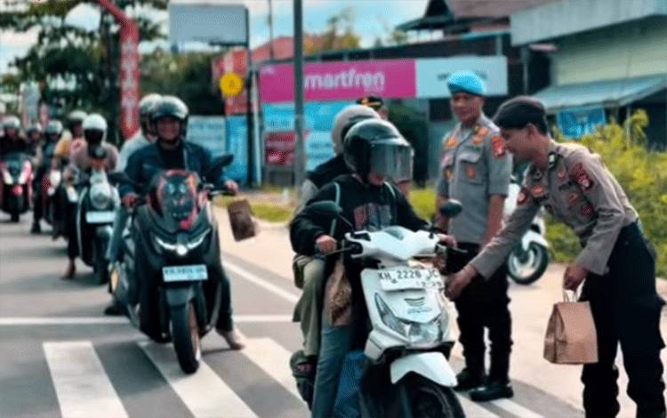 Polres Kapuas Sambut Ramadan dengan Bagi Takjil di Jalan Pemuda