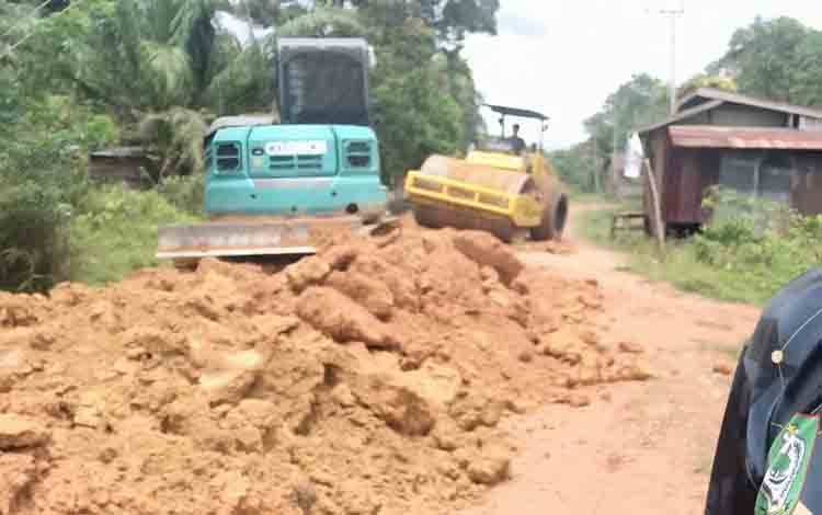 DPRD Kotim Apresiasi Perusahaan Gotong Royong Timbun Jalan Poros Tualan Hulu yang Rawan Banjir