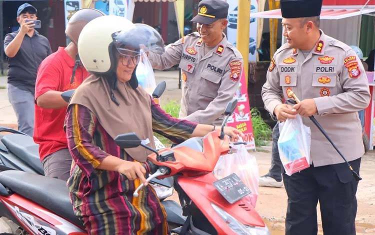 Dekatkan Diri ke Masyarakat, Kapolres Katingan Turun ke Jalan Bagikan Takjil Sambil Ingatkan Lalu Lintas