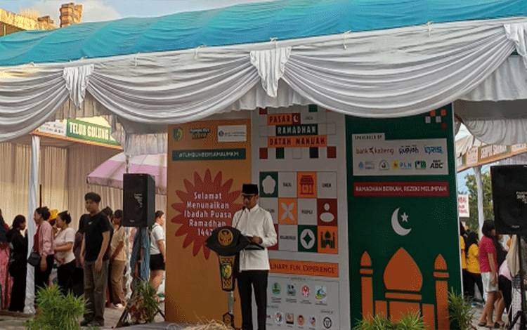 Wali Kota Palangka Raya Apresiasi Antusias Masyarakat Kunjungi Pasar Ramadan Datah Manuah
