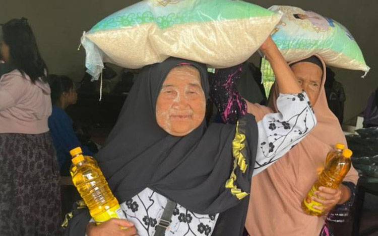 Penyaluran Zakat Keluarga H. Abdul Rasyid AS-Hj. Nuriyah di Pangkalan Bun-Kumai Dipastikan Tepat Sasaran
