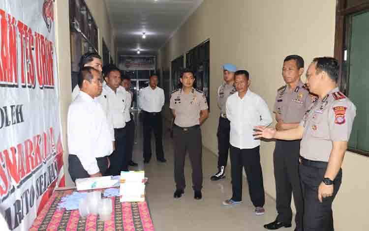 Kapolres Barito Selatan Pimpin Tes Urine Personel Cegah Penyalahgunaan Narkoba
