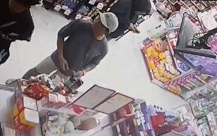 Pencurian Hp Pengunjung Alfamart Bundaran Pramuka Pangkalan Bun Terekam CCTV