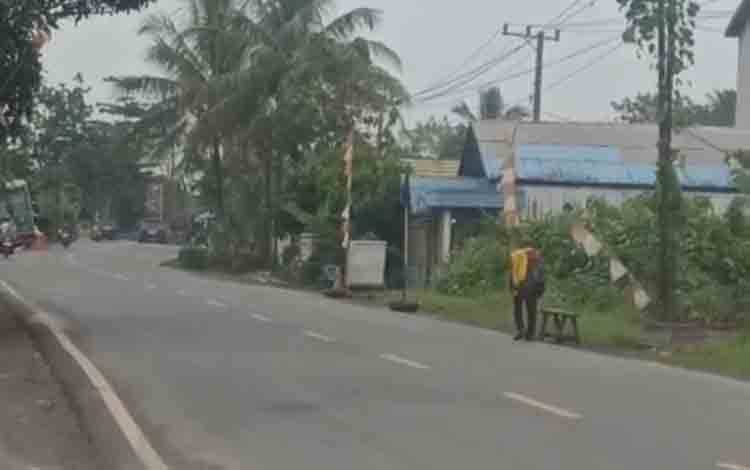 Pria Diduga ODGJ Bawa Parang Resahkan Warga di Jalan Trans Kalimantan Kapuas Timur