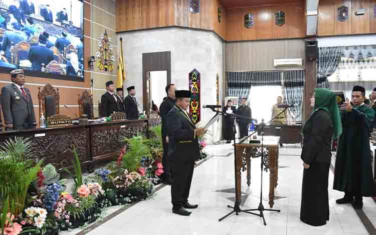 Resmi Dilantik, Masliana Gantikan Almarhum Ahmad Baihaqi di DPRD Kapuas