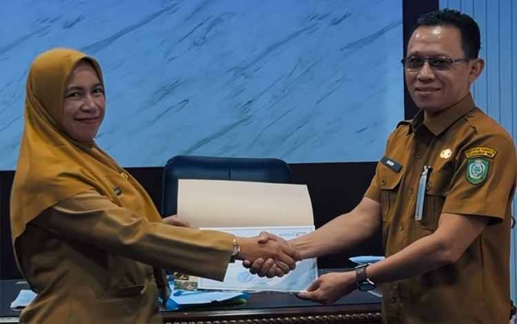 Pemkab Kotawaringin Timur Berikan Penghargaan pada Dinas Pendidikan atas Capaian Pelayanan Publik Baik