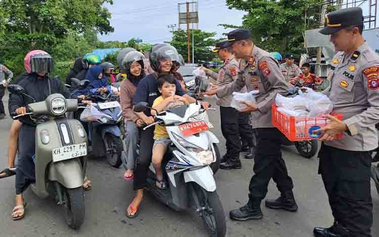 Polres Seruyan Berbagi Takjil Ramadhan untuk Warga dan Kaum Duafa
