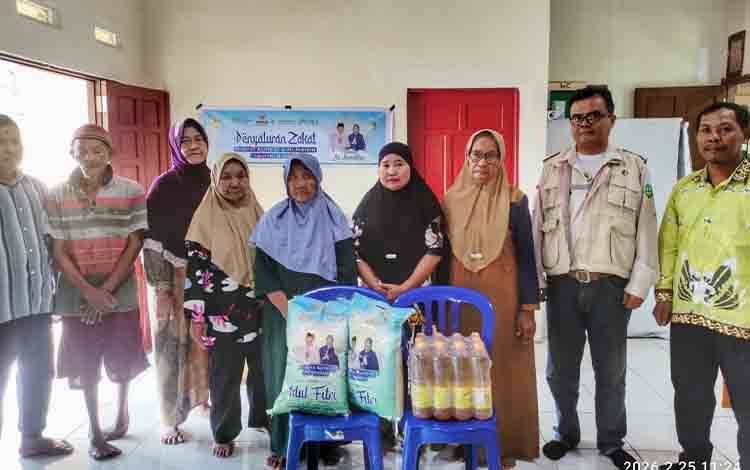 Warga Kantan Dalam Terima Zakat dari H Abdul Rasyid AS
