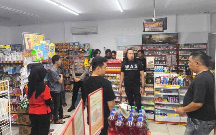 Perampok Bersajam Gasak Uang Rp11 Juta di Alfamart Palangka Raya