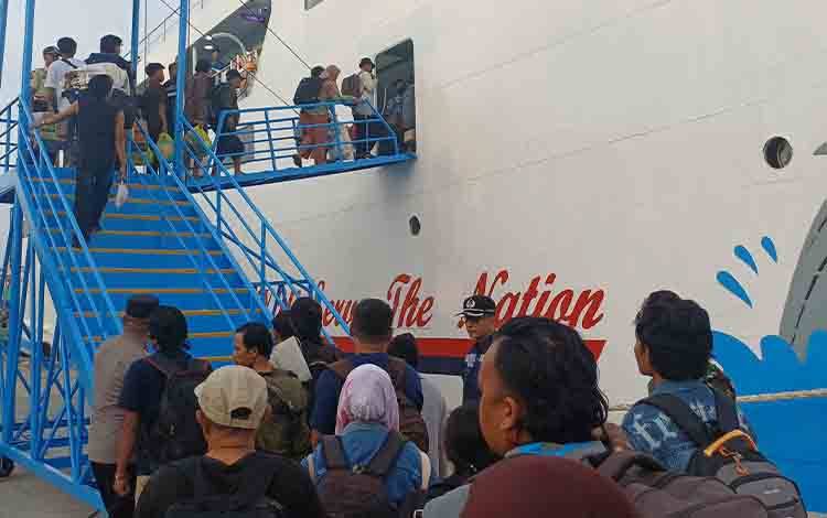 Warga Kotim Pilih Mudik Lebih Awal Lewat Pelabuhan Sampit