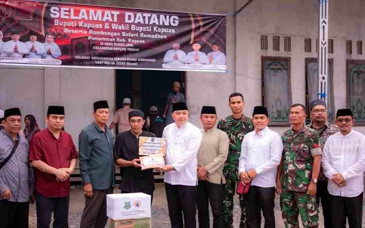 Pemkab Kapuas Serahkan Bantuan Rp30 Juta untuk Korban Kebakaran Desa Buhut Jaya