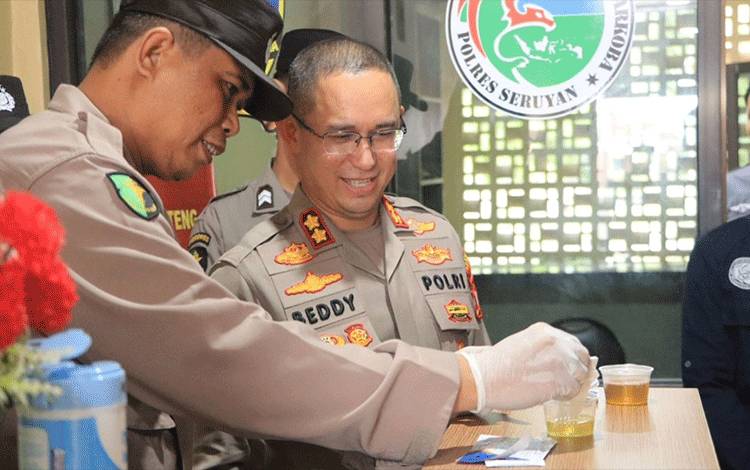 Kapolres Seruyan Pimpin Tes Urine Mendadak, Seluruh Personel Negatif Narkoba