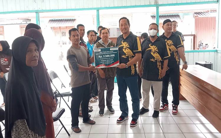 Bupati Sukamara Serahkan Upah Tukang Program Bantuan Stimulasi Perumahan Swadaya 2025