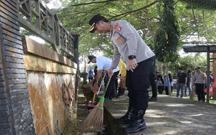 Kapolres Pulpis Pimpin Gotong Royong ASRI, Tegaskan Kebersihan Bukan Tugas Seremonial