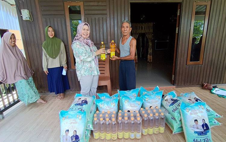Zakat Keluarga H Abdul Rasyid AS dan Hj Nuriyah Mulai Disalurkan di Kuala Pembuang