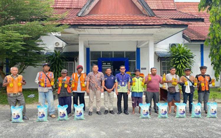 Zakat 1,5 Ton Beras dan 300 Liter Minyak Goreng dari Keluarga H Abdul Rasyid AS Tersalurkan untuk Jukir