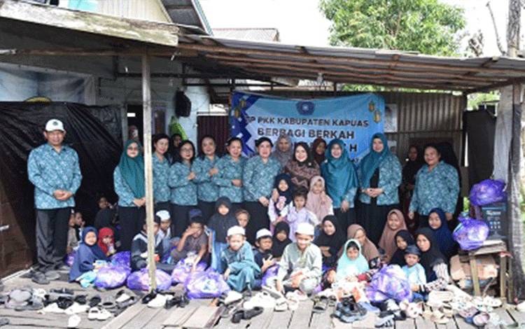 TP PKK Kapuas Berbagi Berkah Ramadan dengan Santuni Anak Yatim di Jalan Barito