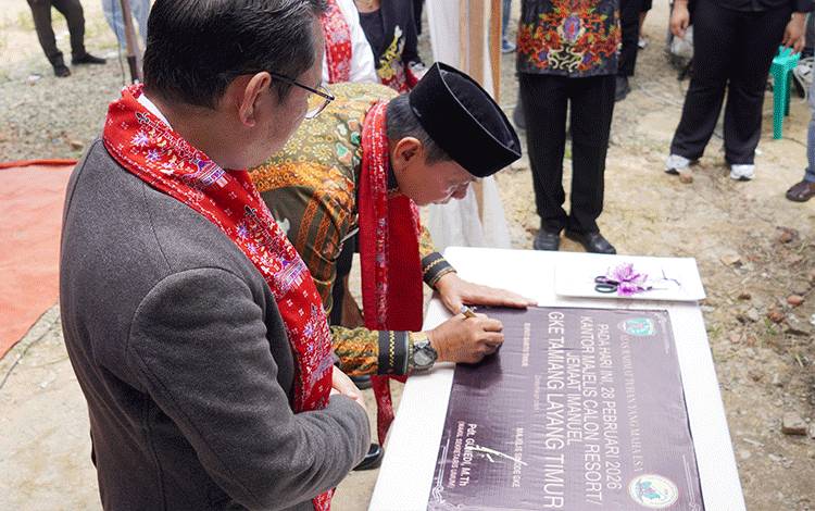 Bupati Barito Timur Resmikan Kantor Calon Resort GKE Tamiang Layang Timur
