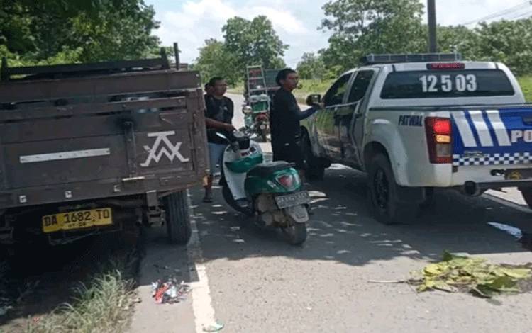 Pemotor Tabrak Pikap Parkir di Simpang 4 Pemangkih hingga Dilarikan ke RSUD Ulin