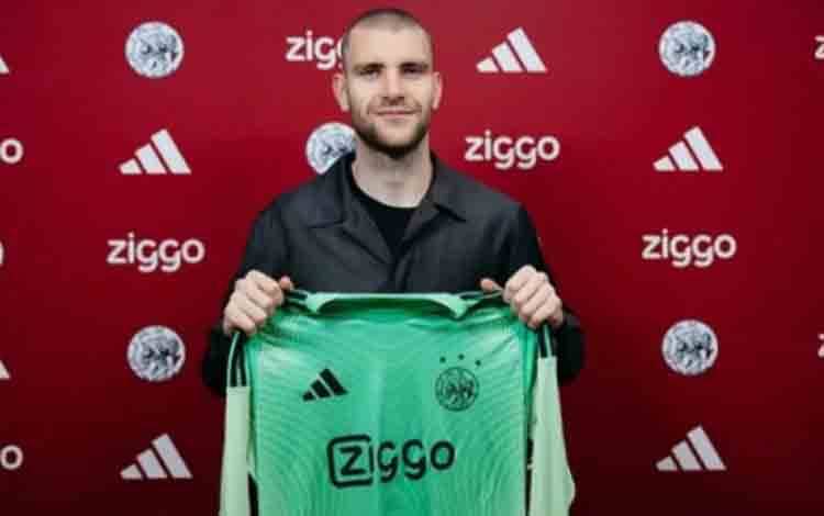 Maarten Paes Cetak 'Clean Sheet' Perdana Bersama Ajax Amsterdam