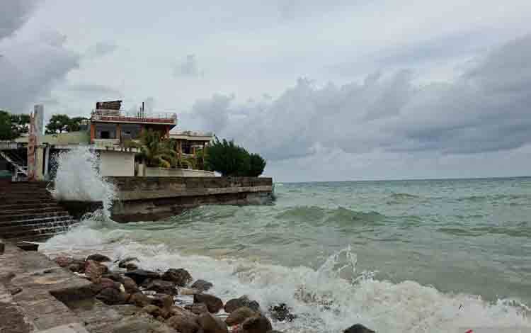 BMKG: Waspadai Gelombang Hingga Empat Meter di Perairan Laut NTT