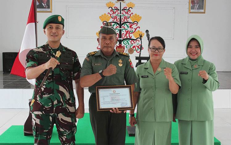 Dandim 1016/Palangka Raya Pimpin Wisuda Purna Tugas Peltu Didik Kristiawan