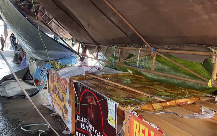Hujan Deras dan Angin Kencang Robohkan 7 Tenda Lapak di Pasar Ramadan Palangka Raya