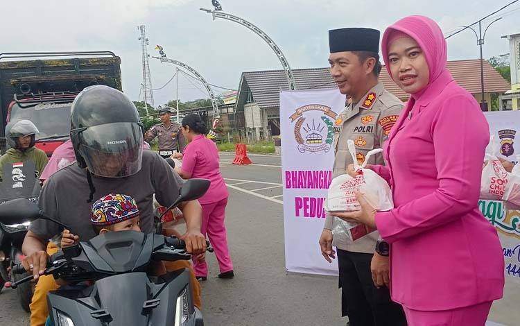 Kapolres Pulang Pisau dan Bhayangkari Bagi Takjil di Bundaran Gagang Mandau, Imbau Pengendara Utamakan Keselamatan